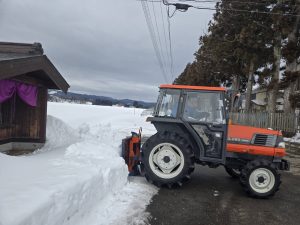 まずはトラクターで全体の除雪